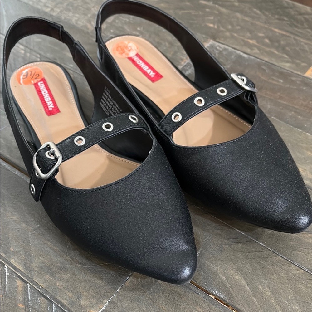 UNIONBAY Black Flats with Buckle and Strap Detail